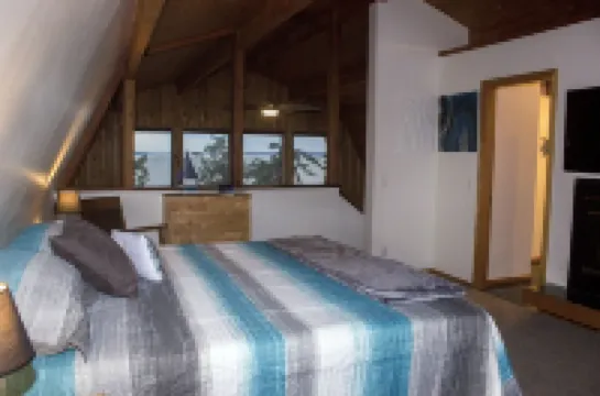 Cozy Camano Island Retreat & Gallery w/beach access.