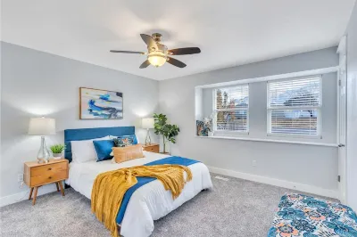 The Sandy Sunset Retreat- with outdoor sauna and hot tub Hotels near Home Storage Center