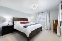 Rustic-Luxury Cabin with Fireplace, Deck Views & Wildlife Watching