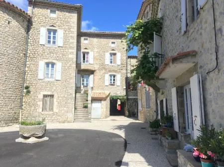 Vallée de l'Ibie: Gîte in Village Garden, Terrace. Pont d'Arc. Hiking. Отели в г. Сен-Морис-д'Иби