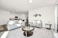 Exquisite 4-Bedroom Home in Katy with Pool Access