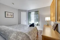 Luxe Cabin: Pvt Lake, Hot Tub, Fire Pit, BBQ