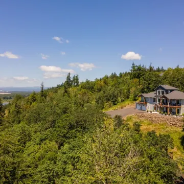 Panoramic River Views - Nature Framed at Every Window