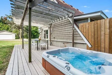 Applewood Lodge: Private A-Frame with Hot Tub Near Saugatuck & Lake Michigan
