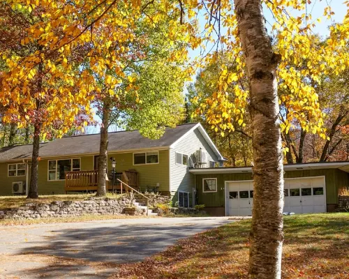 2500 SF Remodeled Cottage on a Quiet Lake in the Woods Hotels in Newbold