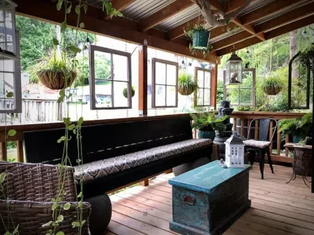 Tiny House Near Downtown Astoria Отели в г. Астория