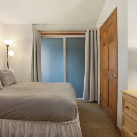 100 ft. to Gondola!! Balcony, Fireplace, Parking, Views!! Heart of Lionshead!!