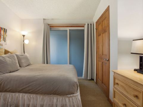 100 ft. to Gondola!! Balcony, Fireplace, Parking, Views!! Heart of Lionshead!!