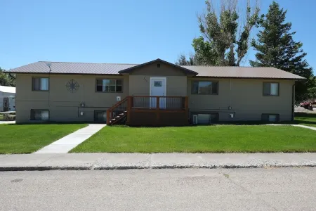 Freshly Remodeled 2 Bedroom, Full Kitchen, living Room Suite, in Cascade unit #3