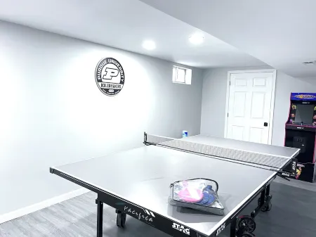 Comfy 3Bd House with Arcade, Ping Pong, Fire Pit, Walk to Purdue, Golf, Sports! Отели в г. Уэст-Лафайетт