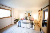 Cheerful 3-bedroom cabin with mountain view