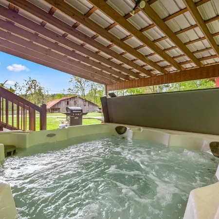 2 Bd Cabin, Hot Tub, Utk/Neyland, Smokys, 16Acres, FP, Arcade, Fishing