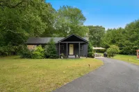 Peaceful Oasis minutes to T.F. Green International Airport, Main Street & more