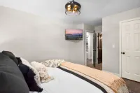 NEW UPSCALE RIVERFRONT RETREAT > Game Room-CoveredHotTub-Fiber-Private-Resort Hotels in Gilmer County