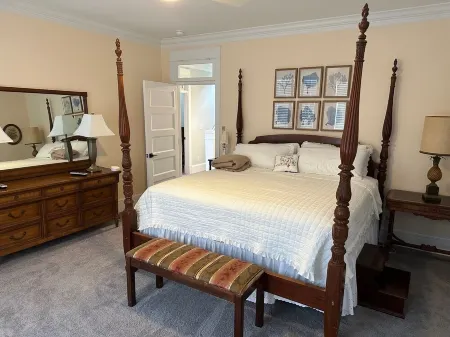 Spacious restored 1914 historic home steps from the beach. Отели в г. Кейп Чарльз