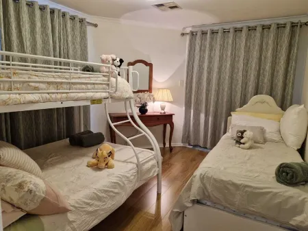 Adelaide Escape: Two-Storey Home Near City & Hills Отели в г. Теринги