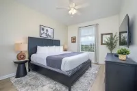 Beautiful 3 bedrooms Condo at Vista Cay with lake view. Refurbished July 2024