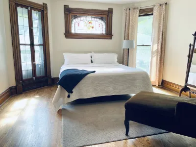 Queen Victorian Home, Walking distance to downtown Hotels near Lenawee Historical Society