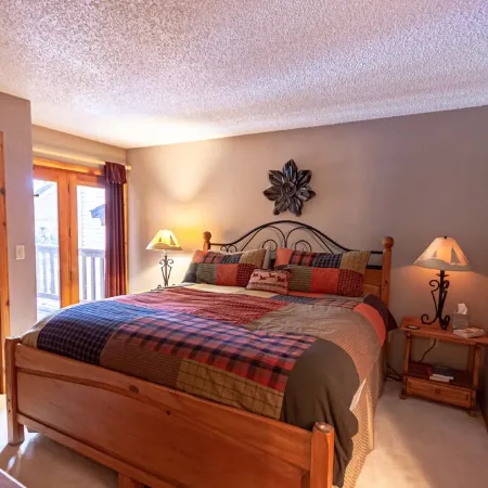 Wonderful 3 Bed, 3 Bath Condo, River and Forest Views, Steps from Shuttle.