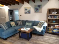 Great Remodeled Pet Friendly Cottage! Walk to Downtown and and the Lake!