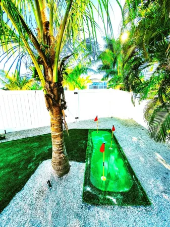 Breezy Harbor AMI  pool retreat near the Beach Отели рядом с достопримечательностью «Alvin's Island - Holmes Beach #753»