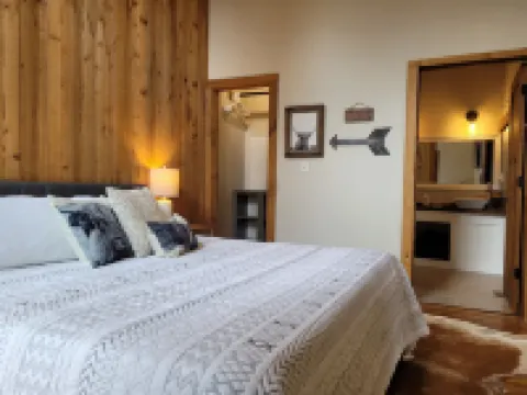 THE VIEWS! Minutes from Garden of the Gods, Shawnee with Highland cows & a pool!