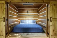 Cliffside Cabin 2 King ALCOVES, Hot Tub, Cargo Net