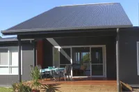 Ocean views! Walk across road to beach! Relaxing beach house flooded with light!