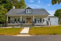 Welcome to our delightful Vrbo! Secret Hills Farm with 60 acres of farmland Fiore Winery & Distillery 주변 호텔