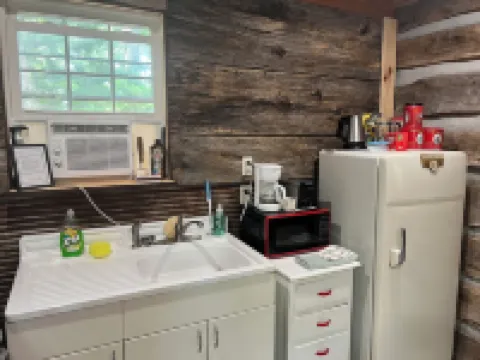 Honey Springs Cabin- restored historic cabin 12 minutes from Lake of the Ozarks