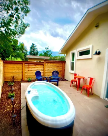 New Private Cottage with Hot Tub Steps from Garden of the Gods