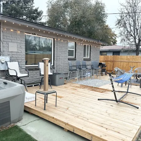Selfie house • Abundance of Entertainment & Amenities • Hot Tub • King Bed•