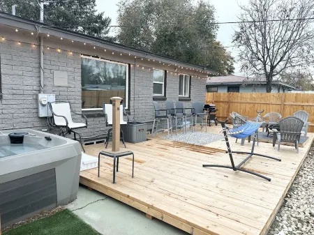 Selfie house • Abundance of Entertainment & Amenities • Hot Tub • King Bed•