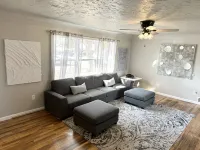 Selfie house • Abundance of Entertainment & Amenities • Hot Tub • King Bed•