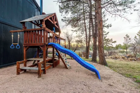 Wilderness Haven in Franktown - Private Getaway. Pet-Friendly!
