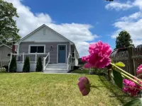 Waterfront Lake house near Gillette Stadium and central to Boston and Providence
