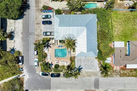 AMI Beach Front Condo - heated pool and less than 50 steps to the Beach! Отели в г. Холмс Бич