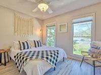 Peaceful downtown Sylva home, 3BR, porch, creek, Wifi Hoteles en Sylva