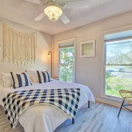 Peaceful downtown Sylva home, 3BR, porch, creek, Wifi Отели в г. Сильва