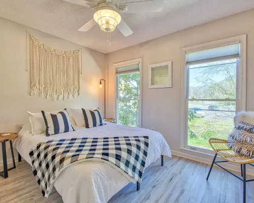 Peaceful downtown Sylva home, 3BR, porch, creek, Wifi Hotels in Sylva