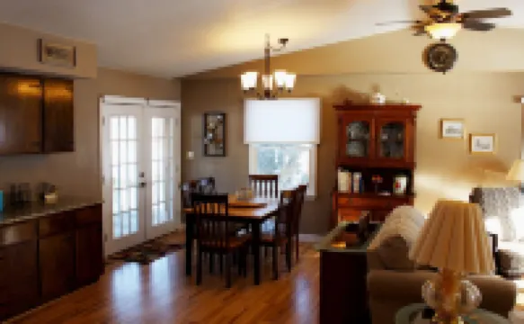 * On the Wine Trail * Near Giant City & Shawnee Forest! * Wi-Fi *