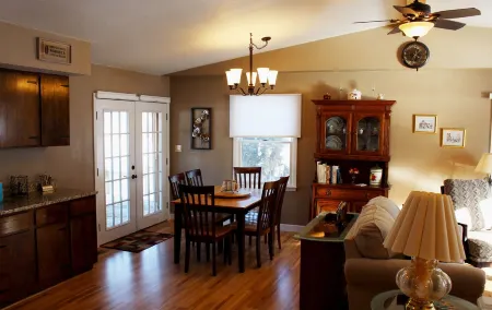 * On the Wine Trail * Near Giant City & Shawnee Forest! * Wi-Fi *