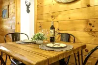 1.5 mi to Dtwn, romantic, secluded yet centrally located, Hot tub,🔥pit,fireplace