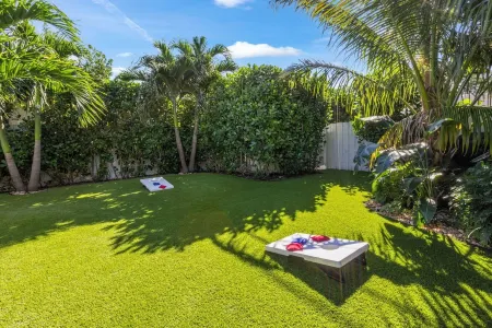 New! Luxurious Villa with Pool in West Palm Beach. 5 min from the Beach! Отели в г. Уэст-Палм-Бич