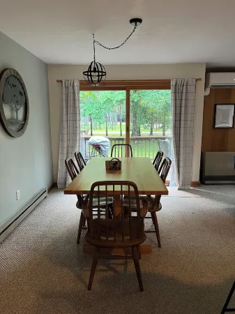 Cozy townhome sleeps 10 in the heart of it all. Minutes to multiple ski resorts