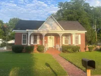 Massive Grenada Brick Home: Perfect for Summer Getaway Close to Downtown Hotels near Stubbs Department Store