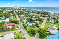 Feeling Beachy Cottage, Sleeps 6, Steps away from the beach!