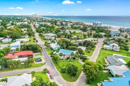 Feeling Beachy Cottage, Sleeps 6, Steps away from the beach!