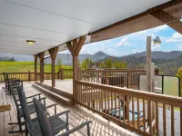 NEW Breathtaking Views, Arcade and Hot Tub in a Peaceful Mountain View Retreat
