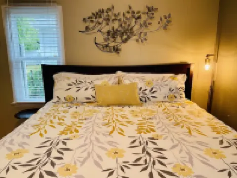 CHAINFERRY, PARK & WATER VIEW ♥️of DOWNTOWN w SEASONAL WATERFRONT POOL-HOT TUB